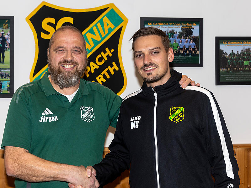 Vorsitzender Jürgen Schellhorn (links) freut sich über die Vertragsverlängerung von Trainer Marius Stammberger.