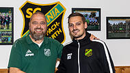 Vorsitzender Jürgen Schellhorn (links) freut sich über die Vertragsverlängerung von Trainer Marius Stammberger.