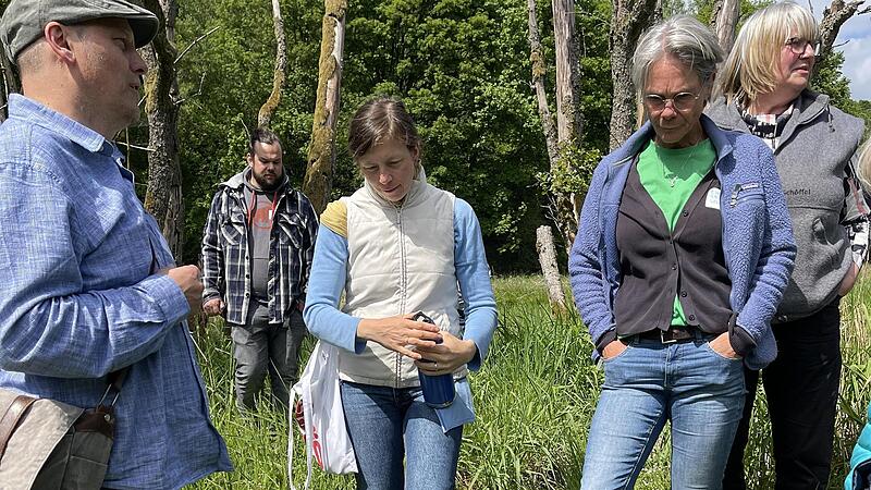 Ingo Queck führt an der Sinn bei Wildflecken im Anschluss an die Vorträge der Wassertagung.