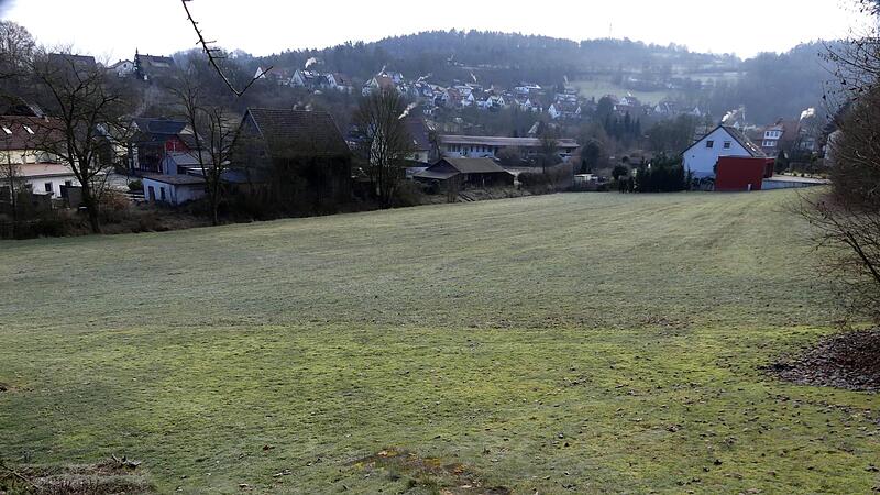 Auf diesem Grundstück sollen drei Häuser mit insgesamt 51 Wohneinheiten entstehen. Rechts die Abgrenzung zur Lindauer Straße, links zum Trebgast-Bach. Auf diesem Grundstück sollen drei Häuser mit insgesamt 51 Wohneinheiten entstehen. Rechts die Abgrenzung zur Lindauer Straße, links zum Trebgast-Bach.