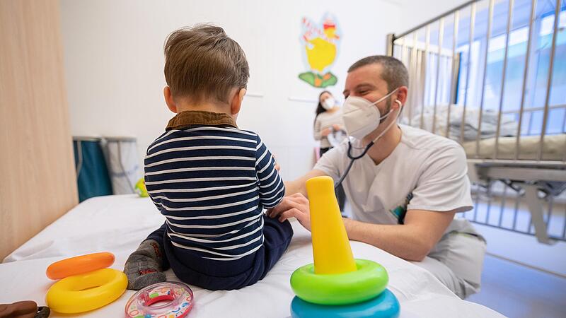 Kinderarztpraxen und Kliniken sind derzeit voll mit Kindern, die sich mit dem RS-Virus infiziert haben. . Kinderarztpraxen und Kliniken sind derzeit voll mit Kindern, die sich mit dem RS-Virus infiziert haben. .