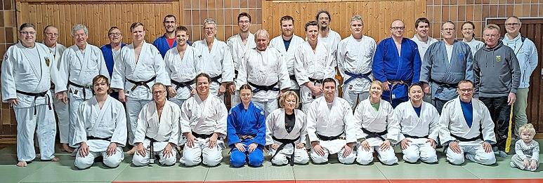 Die Pr&uuml;fungsteilnehmer und die Pr&uuml;fer nach der absolvierten Schulung.