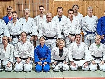 Die Pr&uuml;fungsteilnehmer und die Pr&uuml;fer nach der absolvierten Schulung.