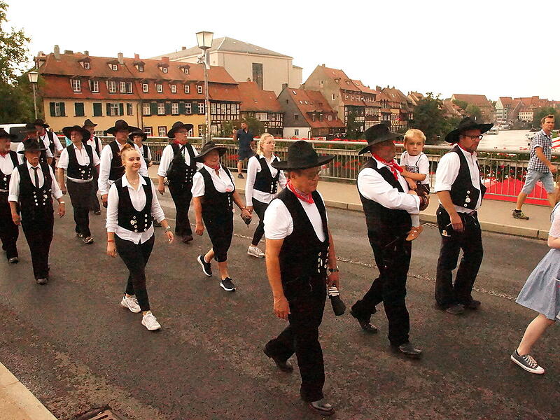 Festzug zum LeinrittSandkerwa: Königsschießen und Kirchweihbaum-Aufstellen