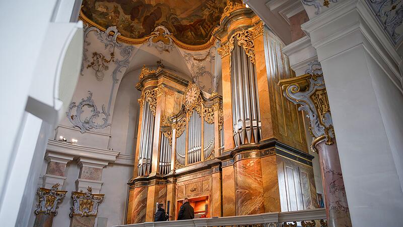 Die Orgel an der Westempore in der Basilika Vierzehnheiligen in Bad Staffelstein. Die Fassade stammt aus dem 19. Jahrhundert. Das Innenleben ist 25 Jahre alt.