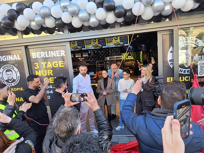 Influencer und Familienmitglieder feiern die Eröffnung des „Original Berliner Döner“-Ladens in Bamberg.