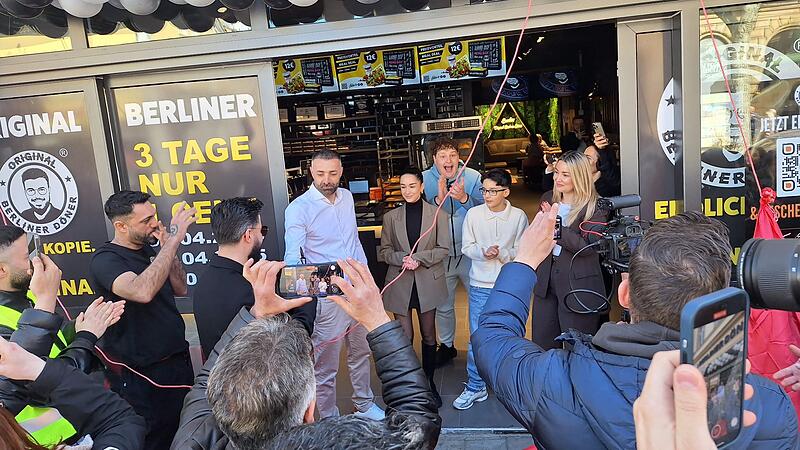 Influencer und Familienmitglieder feiern die Er&ouml;ffnung des &bdquo;Original Berliner D&ouml;ner&ldquo;-Ladens in Bamberg.