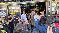 Influencer und Familienmitglieder feiern die Eröffnung des „Original Berliner Döner“-Ladens in Bamberg.