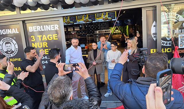 Influencer und Familienmitglieder feiern die Er&ouml;ffnung des &bdquo;Original Berliner D&ouml;ner&ldquo;-Ladens in Bamberg.