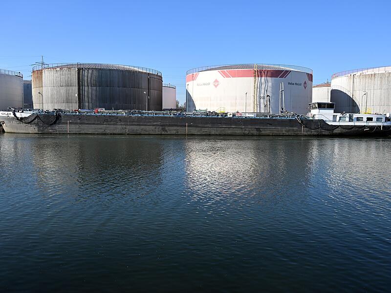 &Ouml;ltanks am Rhein-Herne-Kanal