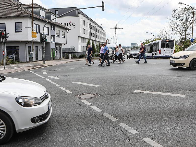 Autos, Radler, Fu&szlig;g&auml;nger &ndash; wer hat Vorfahrt in Forchheim? &bdquo;Wenn alle das Auto nutzen, funktioniert das System nicht&ldquo;, sagt der Bayreuther Experte f&uuml;r Stadtgeographie Rolf Monheim im FT-Interview.Forchheim & Fr&auml;nkische Schweiz