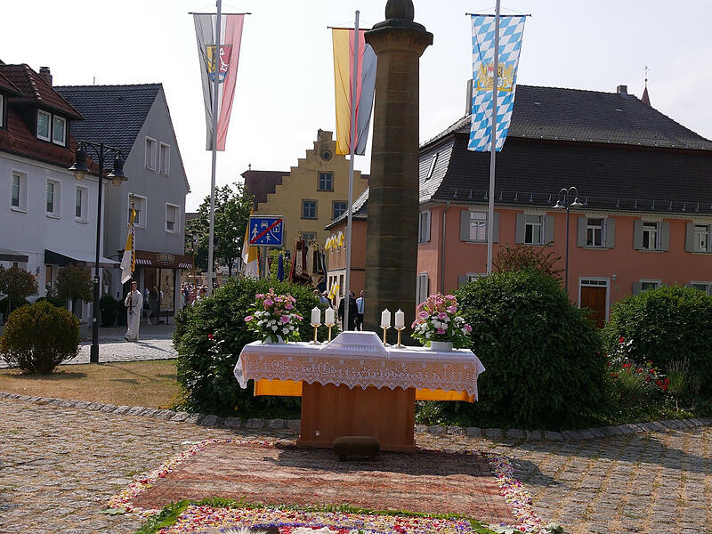 Ein geschmückter Altar auf dem Marktplatz. Ein geschmückter Altar auf dem Marktplatz.