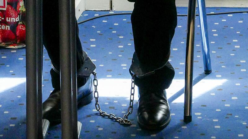 Wohl zum letzten Mal musste der Angeklagte im Fleischklopfer-Prozess am Dienstag mit Fußfesseln ins Landgericht.Forchheim & Fränkische Schweiz Wohl zum letzten Mal musste der Angeklagte im Fleischklopfer-Prozess am Dienstag mit Fußfesseln ins Landgericht.Forchheim & Fränkische Schweiz