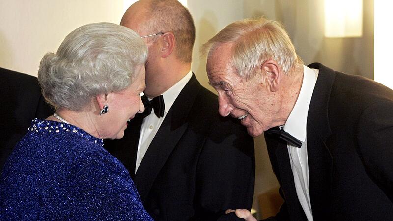 Bert Trautmann mit Queen Elizabeth II. 2004