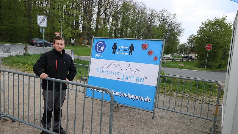 Fernando Zinnecker (18) hat auf dem Parkplatz in der Unteren Kellerstraße eine Schnellteststation auf die Beine gestellt.Forchheim & Fränkische Schweiz