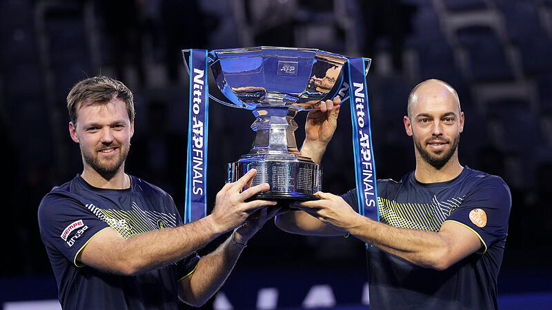 Da ist das Ding: Kevin Krawietz (links) und Tim P&uuml;tz stemmen die ATP-Finals-Troph&auml;e nach oben.