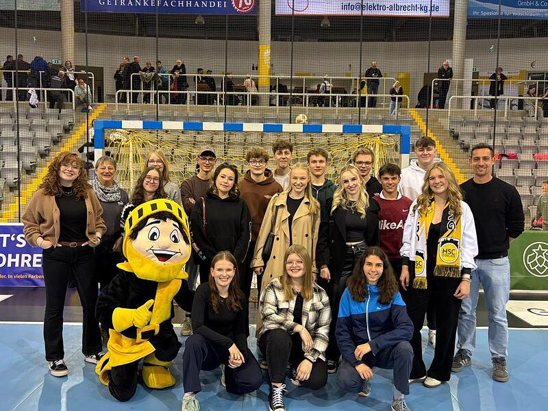 Nach der Schlusssirene in der HUK-Coburg Arena stellten sich die Schüler des Frankenwald-Gymnasiums im Tor auf dem blauen Bundesliga-Boden mit HSC-Maskottchen „Vestus“ zu einem Erinnerungsfoto; mit dabei Petra Höpp, Fachschaftsleiterin Sport (Zwei... Nach der Schlusssirene in der HUK-Coburg Arena stellten sich die Schüler des Frankenwald-Gymnasiums im Tor auf dem blauen Bundesliga-Boden mit HSC-Maskottchen „Vestus“ zu einem Erinnerungsfoto; mit dabei Petra Höpp, Fachschaftsleiterin Sport (Zwei...