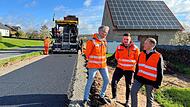 Andreas Weigand (links) von der Firma Stolz, Dominik Schmitt vom Ingenieurb&uuml;ro Hossfeld & Fischer und B&uuml;rgermeister Mario G&ouml;tz besprechen das weitere Vorgehen am neuen Radweg zwischen Oberthulba und Hassenbach.