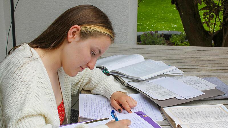Amélie Pöhlau, Schülerin des Kaiser-Heinrich-Gymnasiums, lernt für die Abitur-Prüfungen. Amélie Pöhlau, Schülerin des Kaiser-Heinrich-Gymnasiums, lernt für die Abitur-Prüfungen.
