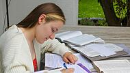 Amélie Pöhlau, Schülerin des Kaiser-Heinrich-Gymnasiums, lernt für die Abitur-Prüfungen.