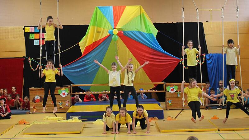 Die Viertkl&auml;ssler der Grundschule Ebermannstadt bei ihrem Auftritt in der Schulturnhalle der Grund- und MittelschuleForchheim & Fr&auml;nkische Schweiz