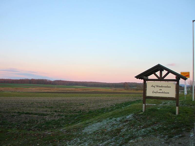 Moor bei Großwenkheim Ein paar hundert Meter hinter dem Schild, sowie Flächen von Großwenkheim bis nach Maria Bildhausen sind ehemalige Moorfläche.