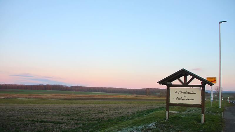 Ein paar hundert Meter hinter dem Schild, sowie Flächen von Großwenkheim bis nach Maria Bildhausen sind ehemalige Moorfläche.