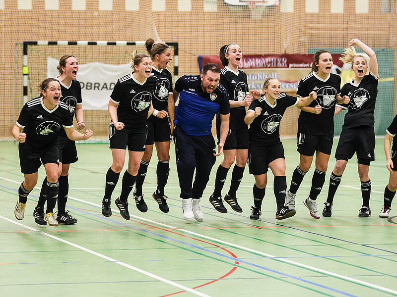 Riesengro&szlig; war die Freude bei den Schwabthalern Frauen bei der Bezirksmeisterschaft vor einem Jahr in Bad Staffelstein nach dem Finalsieg gegen Ebing.