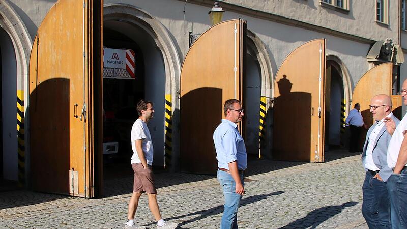 Alle Tore offen: Mit Ausnahme der Umkleide sind s&auml;mtliche Stellpl&auml;tze in der Zehntscheune besetzt, wie sich bei der Besichtigung durch den Bauausschuss zeigte.