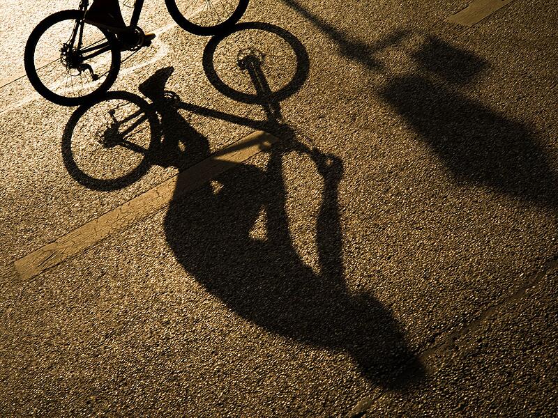 Unbekannte malen Radfahrstreifen auf Stra&szlig;e