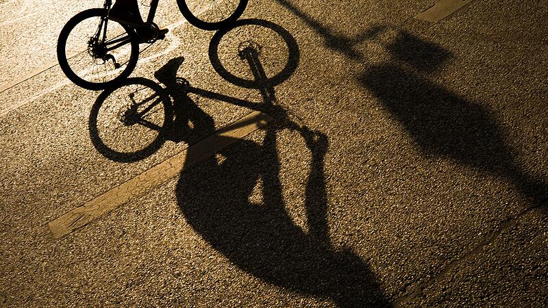 Unbekannte malen Radfahrstreifen auf Stra&szlig;e