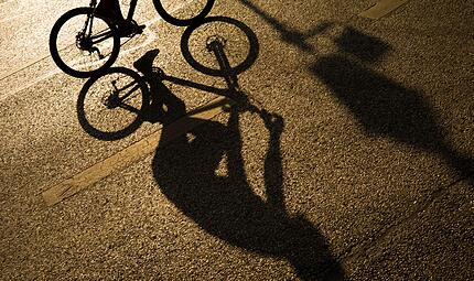 Unbekannte malen Radfahrstreifen auf Straße Unbekannte malen Radfahrstreifen auf Straße