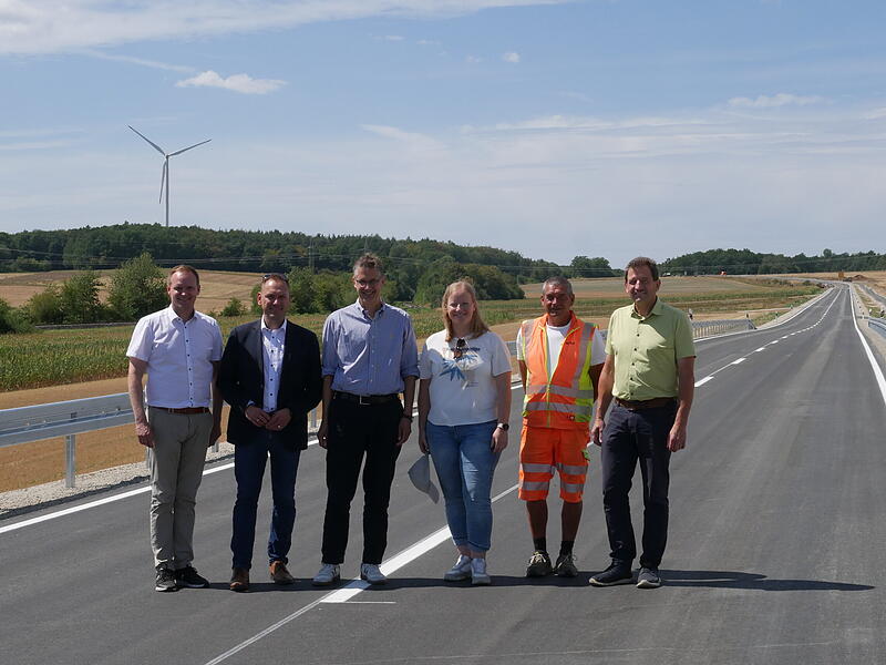 Nico Rogge (Bürgermeister Oerlenbach), Landrat Mario Götz, Behördenleiter Andreas Hecke, Projektleiterin Sina Rohner, Polier Jürgen Straub und Bernhard Stolz (technischer Leiter der Baufirma Stolz) auf der ausgebauten Straße. Nico Rogge (Bürgermeister Oerlenbach), Landrat Mario Götz, Behördenleiter Andreas Hecke, Projektleiterin Sina Rohner, Polier Jürgen Straub und Bernhard Stolz (technischer Leiter der Baufirma Stolz) auf der ausgebauten Straße.