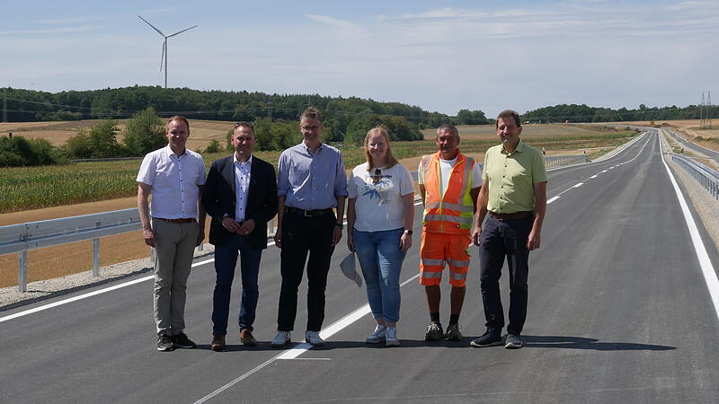 Nico Rogge (Bürgermeister Oerlenbach), Landrat Mario Götz, Behördenleiter Andreas Hecke, Projektleiterin Sina Rohner, Polier Jürgen Straub und Bernhard Stolz (technischer Leiter der Baufirma Stolz) auf der ausgebauten Straße. Nico Rogge (Bürgermeister Oerlenbach), Landrat Mario Götz, Behördenleiter Andreas Hecke, Projektleiterin Sina Rohner, Polier Jürgen Straub und Bernhard Stolz (technischer Leiter der Baufirma Stolz) auf der ausgebauten Straße.