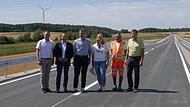 Nico Rogge (Bürgermeister Oerlenbach), Landrat Mario Götz, Behördenleiter Andreas Hecke, Projektleiterin Sina Rohner, Polier Jürgen Straub und Bernhard Stolz (technischer Leiter der Baufirma Stolz) auf der ausgebauten Straße. Nico Rogge (Bürgermeister Oerlenbach), Landrat Mario Götz, Behördenleiter Andreas Hecke, Projektleiterin Sina Rohner, Polier Jürgen Straub und Bernhard Stolz (technischer Leiter der Baufirma Stolz) auf der ausgebauten Straße.
