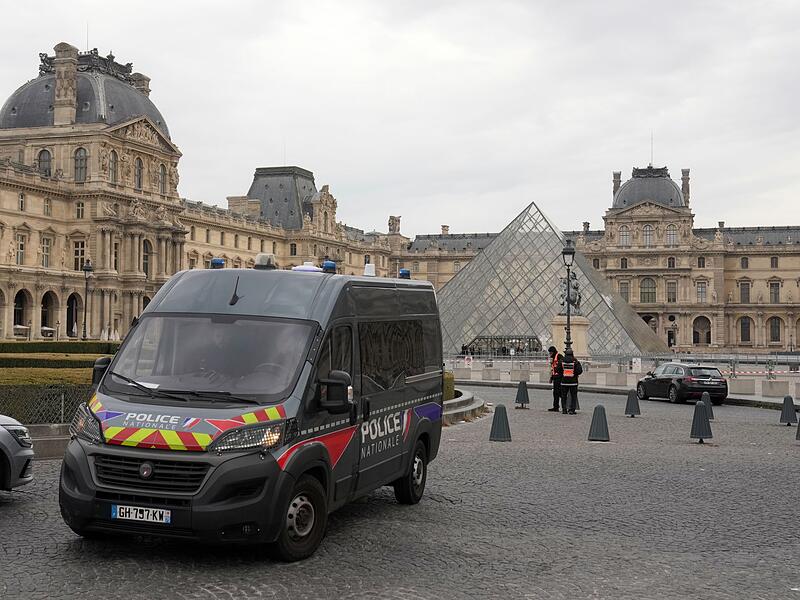 Raubüberfall auf Louvre in Paris