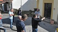Dritter Bürgermeister Sebastian Bock erläutert den Mitgliedern des Pfarrweisacher Grundstücks- und Bauausschusses den Stand der Sanierungsarbeiten an der „Bud’n“ in Junkersdorf, dem ehemaligen Gemeindehaus. Das Haus nutzen seit Jahren die Jugendli...