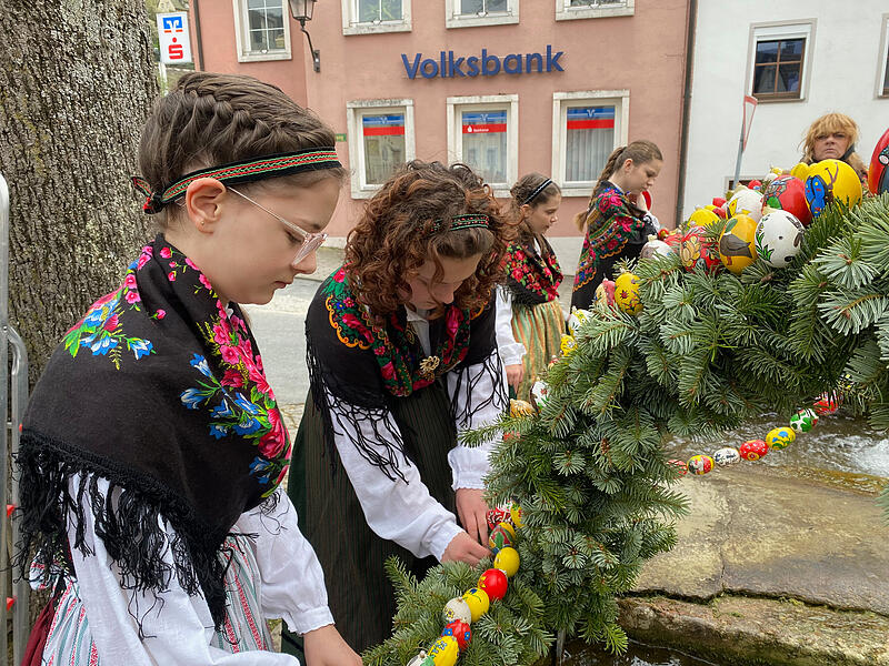 Ein besonderes Highlight in der Fr&auml;nkischen Schweiz ist das Schm&uuml;cken des Osterbrunnens in Muggendorf.