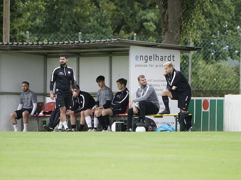 Kritischer Blick: SC-Sylvia-Ebersdorf-Trainer Jakob Engelmann (rechts): Der Punktabstand zum FC Strullendorf soll bleiben oder größer werden.