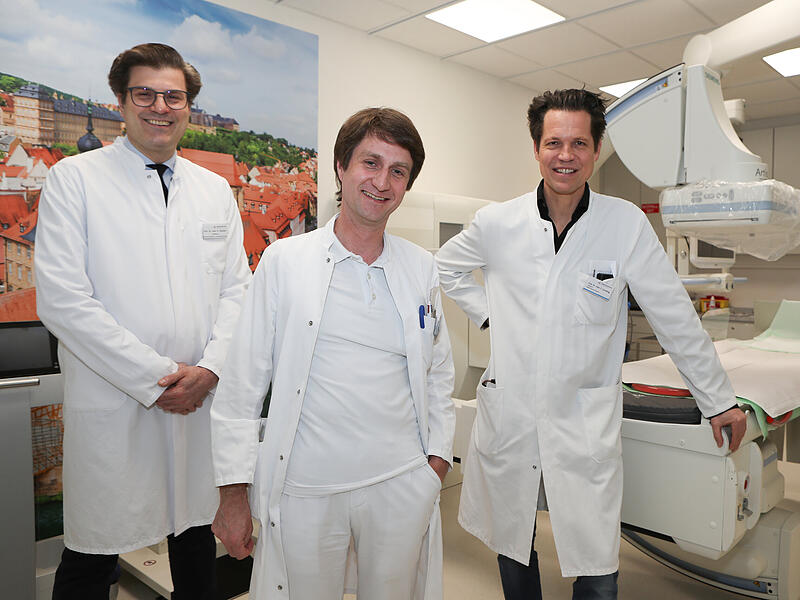Echte Experten, wenn es um das gr&ouml;&szlig;te Organ des Menschen geht: Am Bamberger Klinikum verf&uuml;gen Prof. Dr. med. Felix Gundling (rechts), Alexander Porst (Mitte) sowie Prof. Dr. med. Georgi Vassilev (links) &uuml;ber eine exzellente Expertise rund um den Darm.