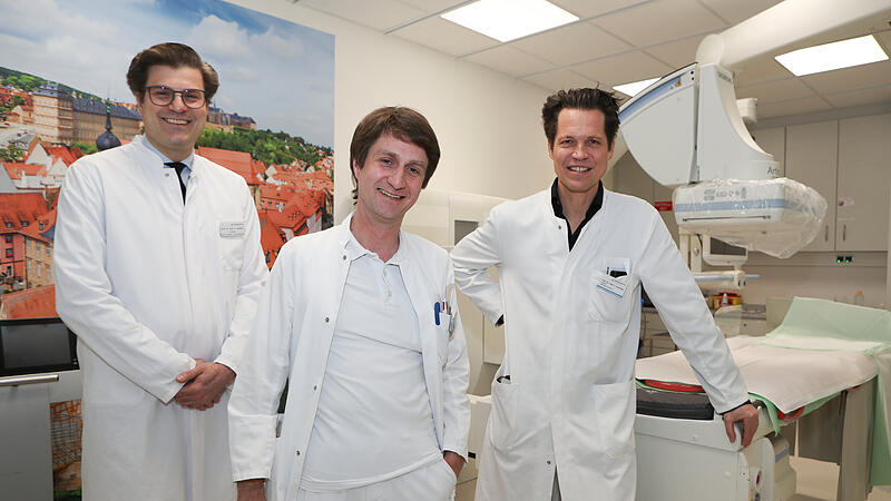Echte Experten, wenn es um das gr&ouml;&szlig;te Organ des Menschen geht: Am Bamberger Klinikum verf&uuml;gen Prof. Dr. med. Felix Gundling (rechts), Alexander Porst (Mitte) sowie Prof. Dr. med. Georgi Vassilev (links) &uuml;ber eine exzellente Expertise rund um den Darm.