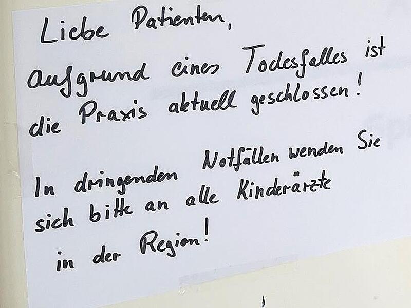 Dieser Zettel hängt am Praxiseingang in Neudrossenfeld.