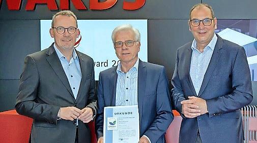 Die IHK Oberfranken überreicht die EMAS-Urkunde an die Rudolf Zimmermann GmbH. Die IHK Oberfranken überreicht die EMAS-Urkunde an die Rudolf Zimmermann GmbH.