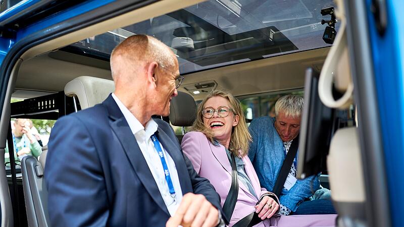 Erste Realfahrt eines autonomen Fahrzeugs unter neuen Bedingungen Erste Realfahrt eines autonomen Fahrzeugs unter neuen Bedingungen