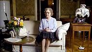 Die Queen betrachtet das enthüllende Interview von Lady Di im Fernsehen. So erlebten Millionen von Fernsehzuschauern Hannelore Ilse als britische Königin in der ZDF-Dokumentation über die Windsors.