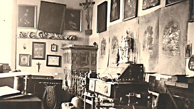 Blick in den ersten Ausstellungsraum im Obergeschoss des Rathauses, der am 14. Oktober 1923 offiziell er&ouml;ffnet wurde. Sp&auml;ter zog das Museum ins Erdgeschoss und dann ins Deutschordensschloss.