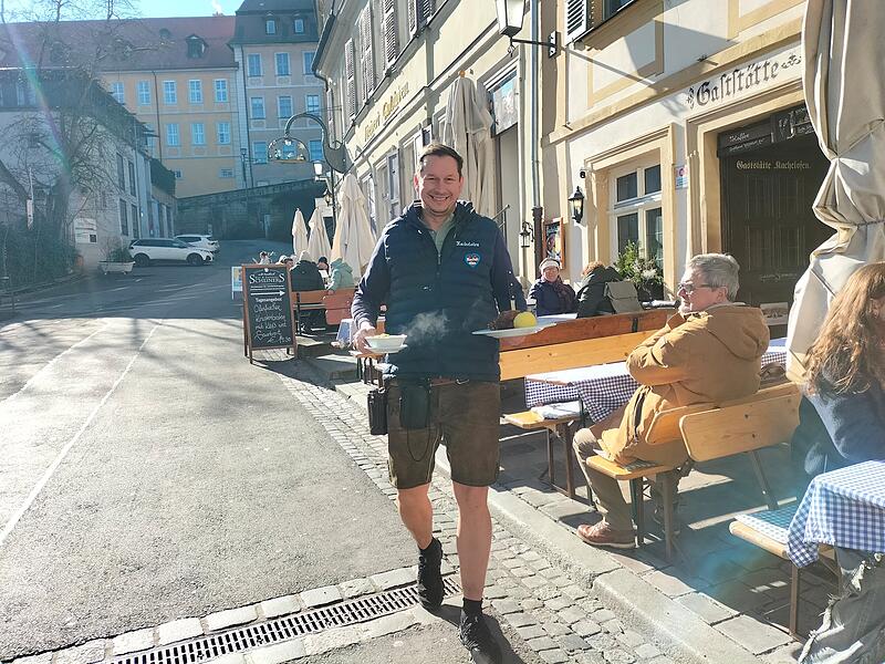 Kachelofen-Wirt Sebastian Linz würde einen Teil der verringerten Mehrwertsteuer über niedrigere Preise an seine Gäste weiterreichen. Kachelofen-Wirt Sebastian Linz würde einen Teil der verringerten Mehrwertsteuer über niedrigere Preise an seine Gäste weiterreichen.