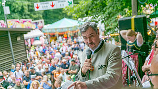 Hoher Besuch auf dem Forchheimer Annafest: Ministerpräsident Markus Söder fährt beim großen Umzug mit - und grüßt die Menge im Kellerwald.