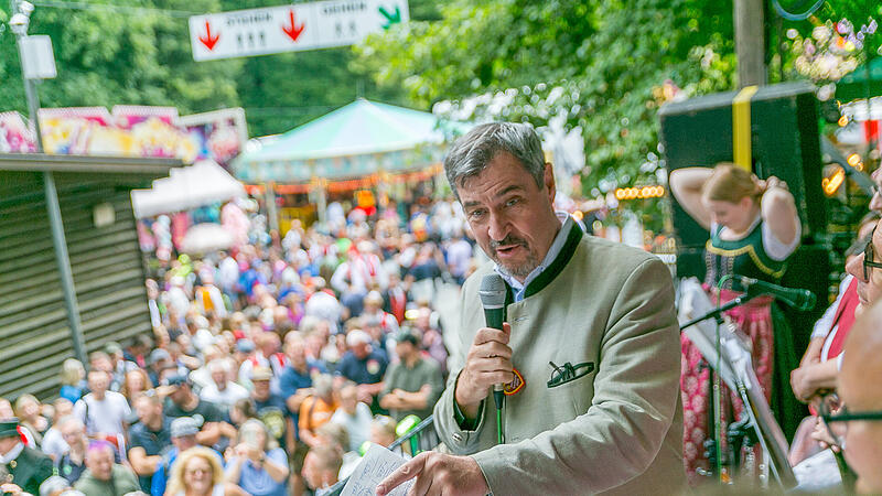 Annafest 2025 UmzugForchheim & Fränkische Schweiz Hoher Besuch auf dem Forchheimer Annafest: Ministerpräsident Markus Söder fährt beim großen Umzug mit - und grüßt die Menge im Kellerwald.