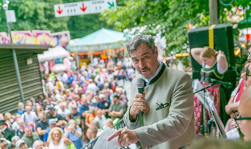 Hoher Besuch auf dem Forchheimer Annafest: Ministerpräsident Markus Söder fährt beim großen Umzug mit - und grüßt die Menge im Kellerwald.